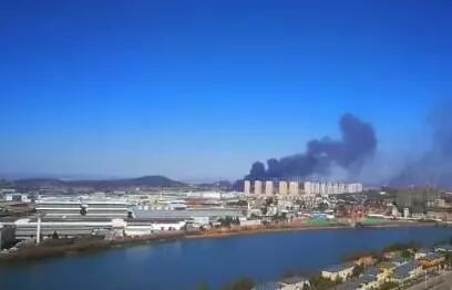 倉庫里往外冒著滾滾黑煙，把周圍的天空染上烏黑色。